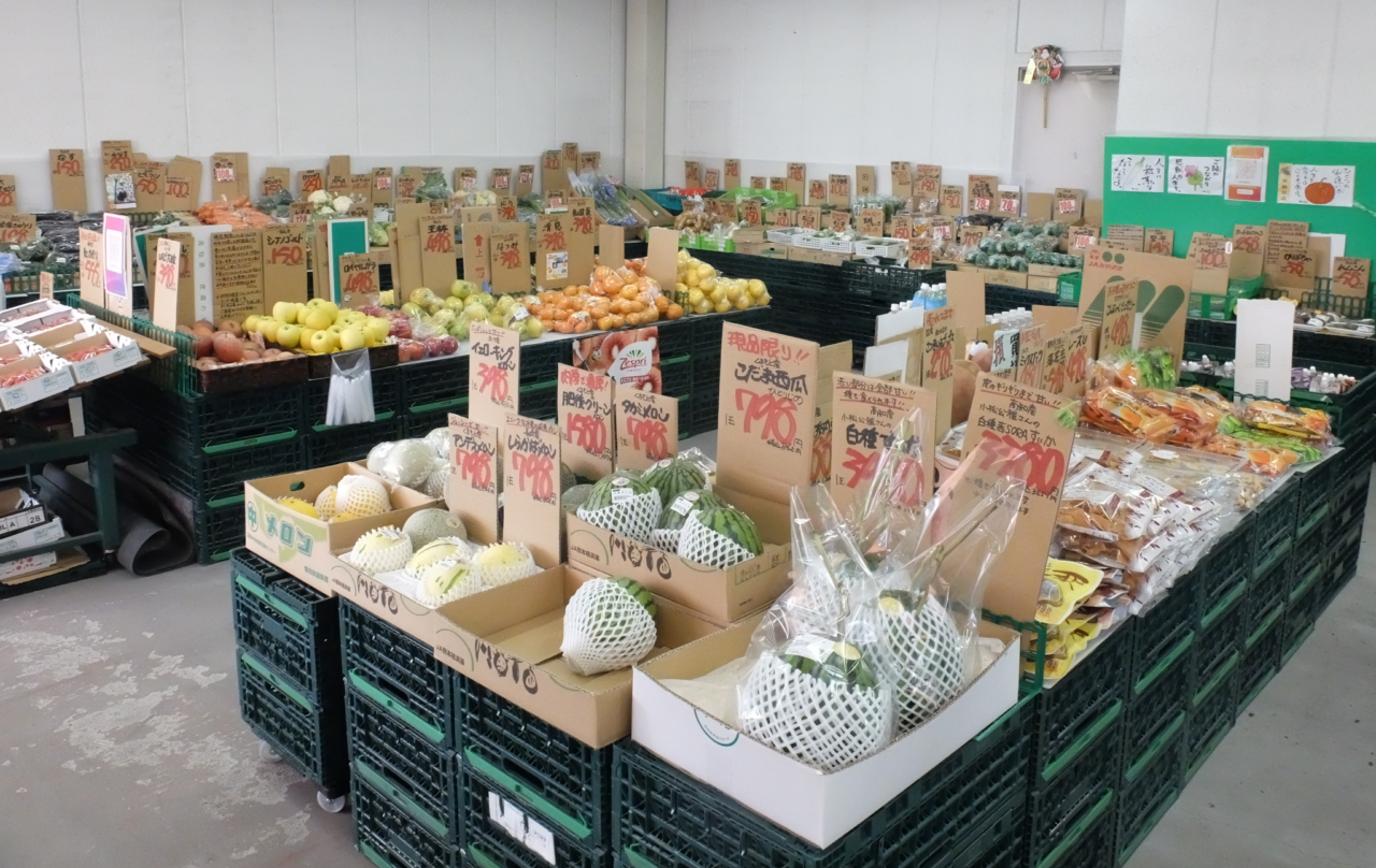 あま市篠田の青果店「八百MEGA」の店内の様子