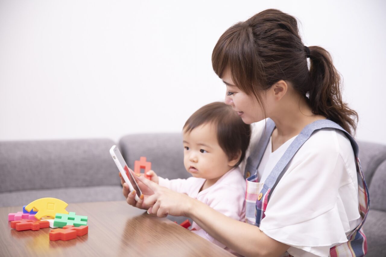 ママがスマホを触っている