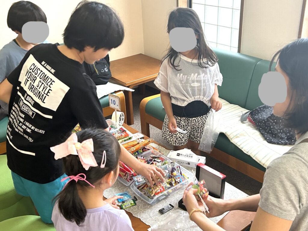 なかとも☆きだえんで駄菓子を選ぶ子供たち
