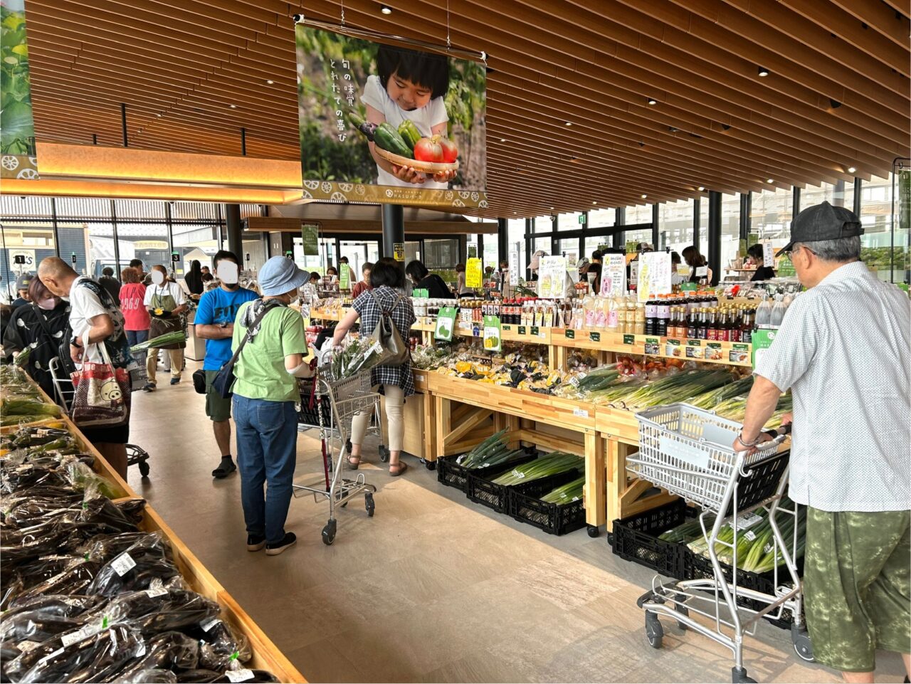 地元野菜が並ぶ産直コーナー