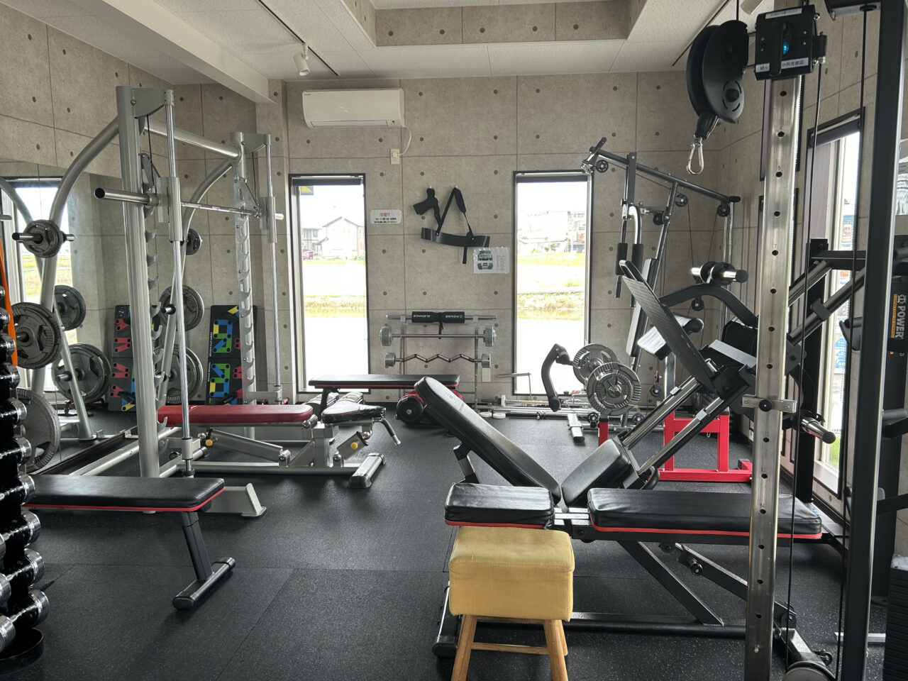 スタジオ内のトレーニング設備