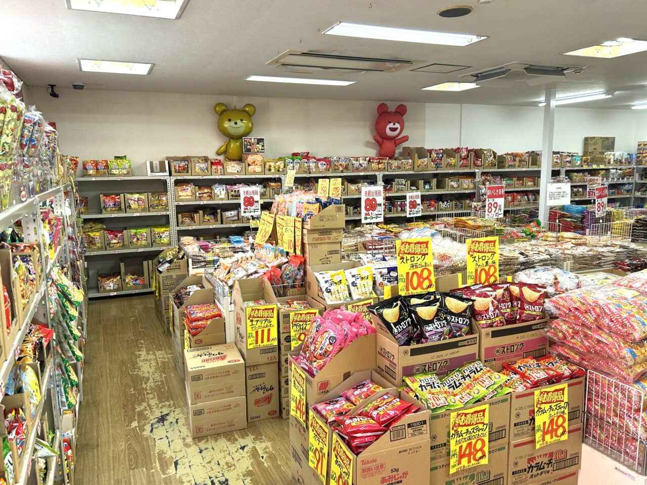 店内の菓子棚の様子