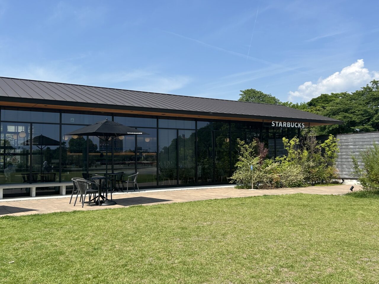 天王川公園内のスターバックス店舗外観