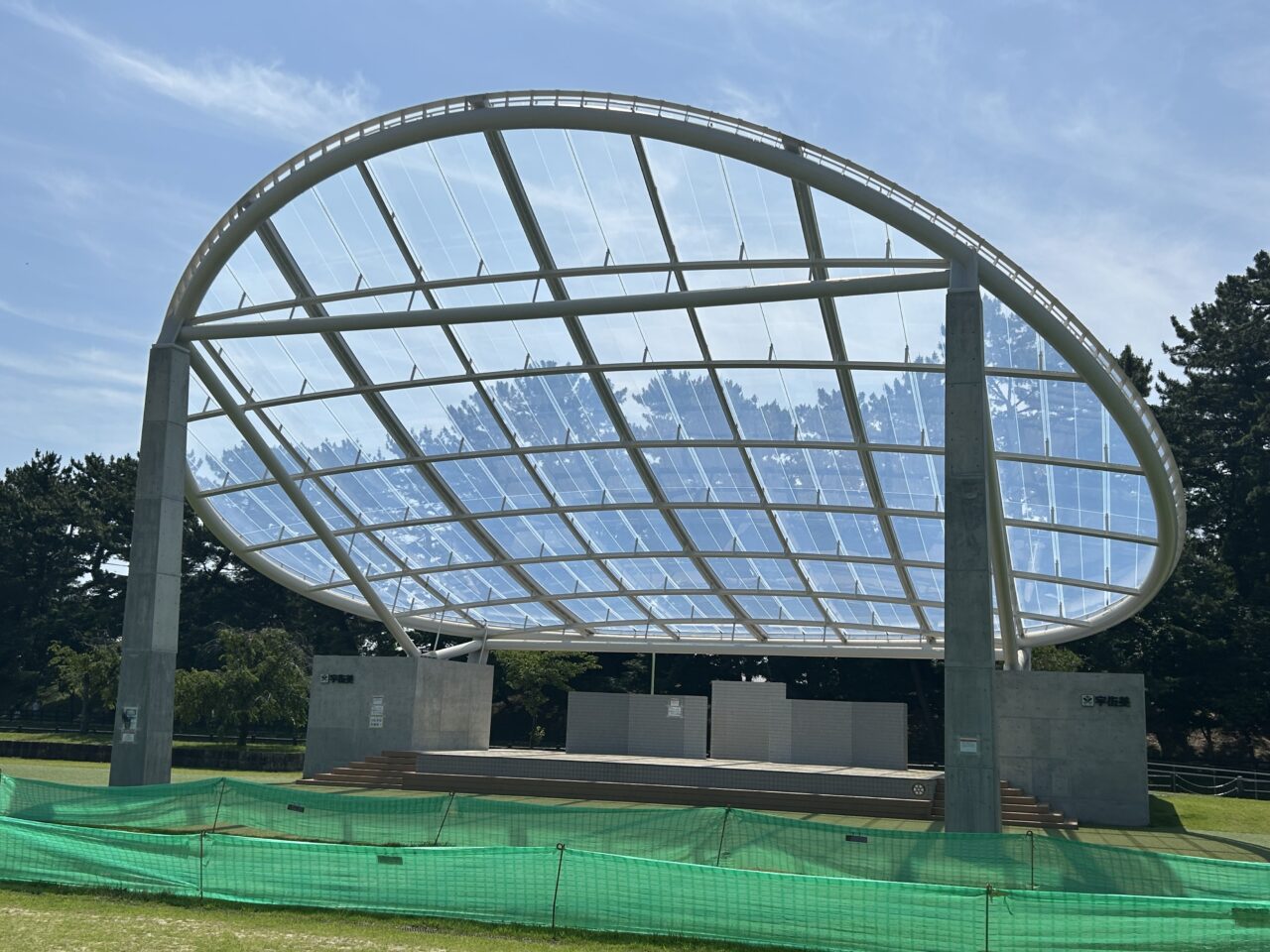 天王川公園に設置された屋外ステージの全景