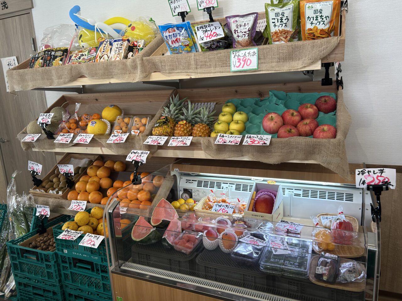 まるあ青果の店内にある新鮮な野菜と果物