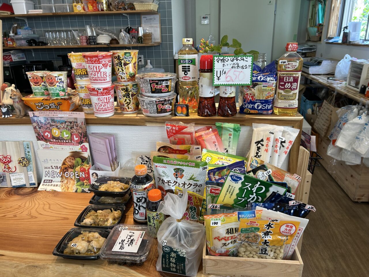まるあ青果の野菜以外の商品が並ぶ棚の様子