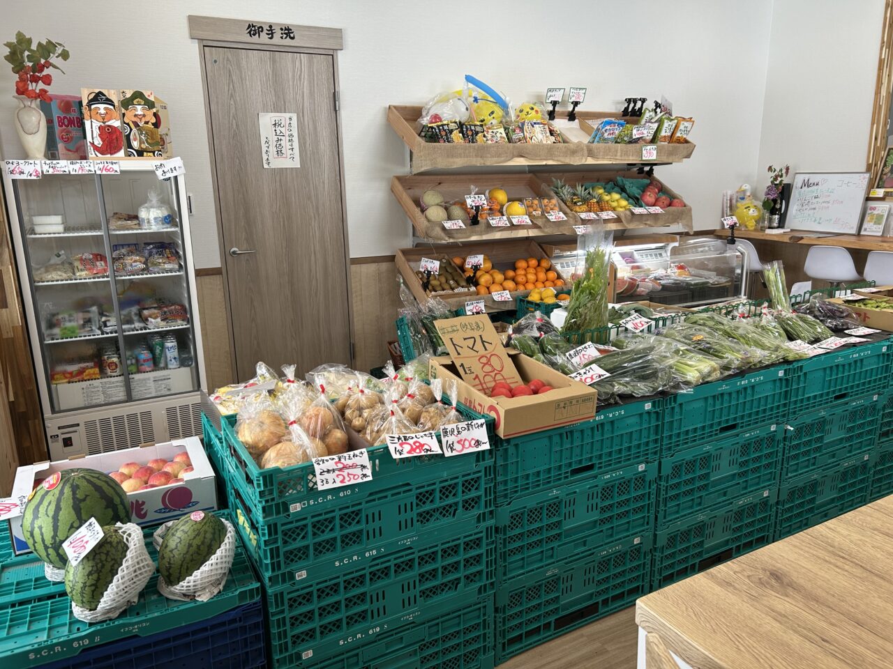 店内の野菜と果物が並ぶ様子