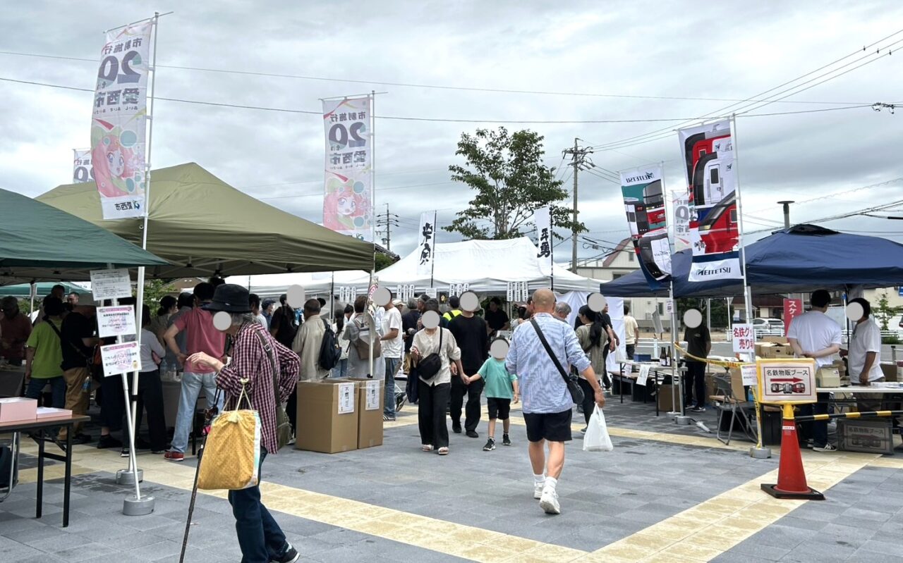 藤浪駅前広場の会場と当日のにぎわい