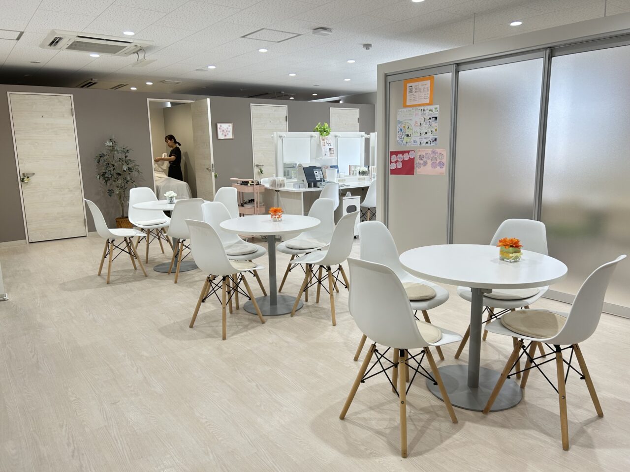 ナリス化粧品サロン「デ・アイムあま」の店内風景