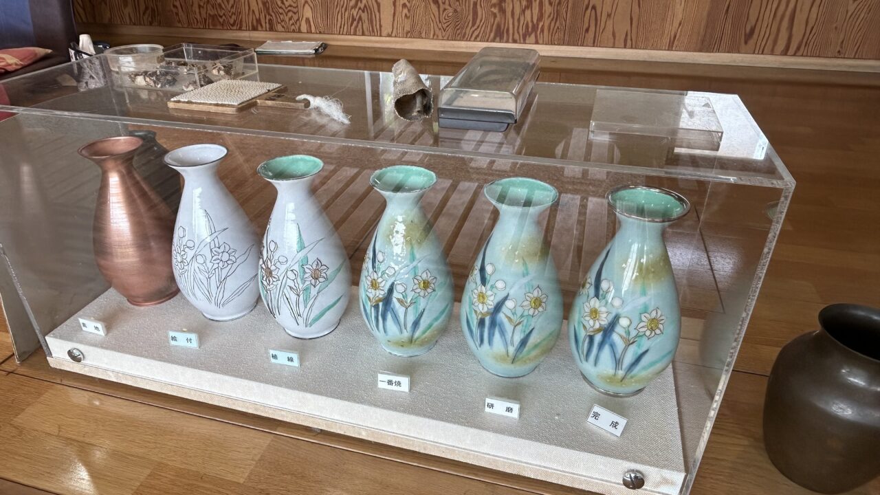 動態展示ゾーンの七宝焼作品の展示