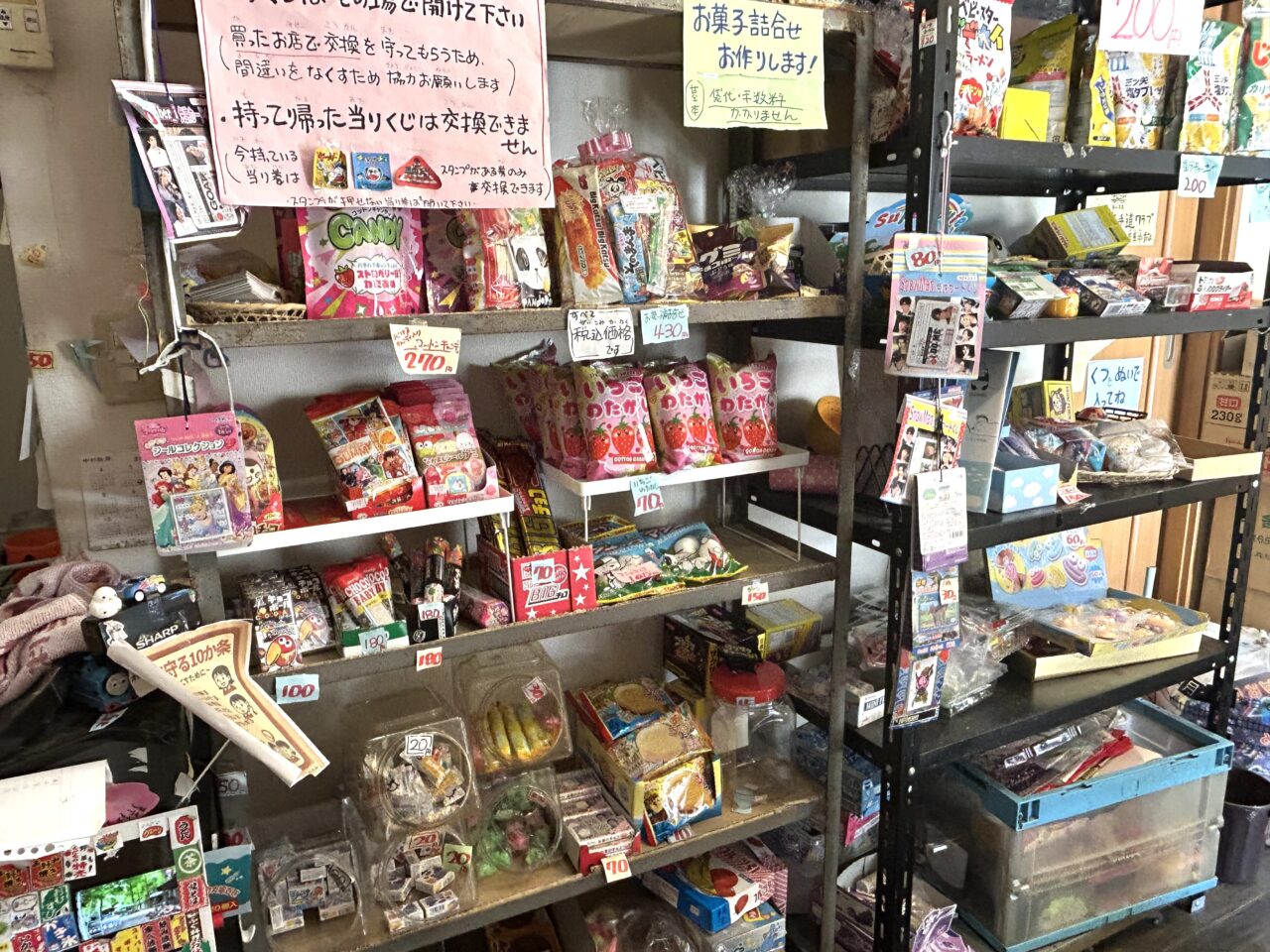 店内に並ぶ駄菓子