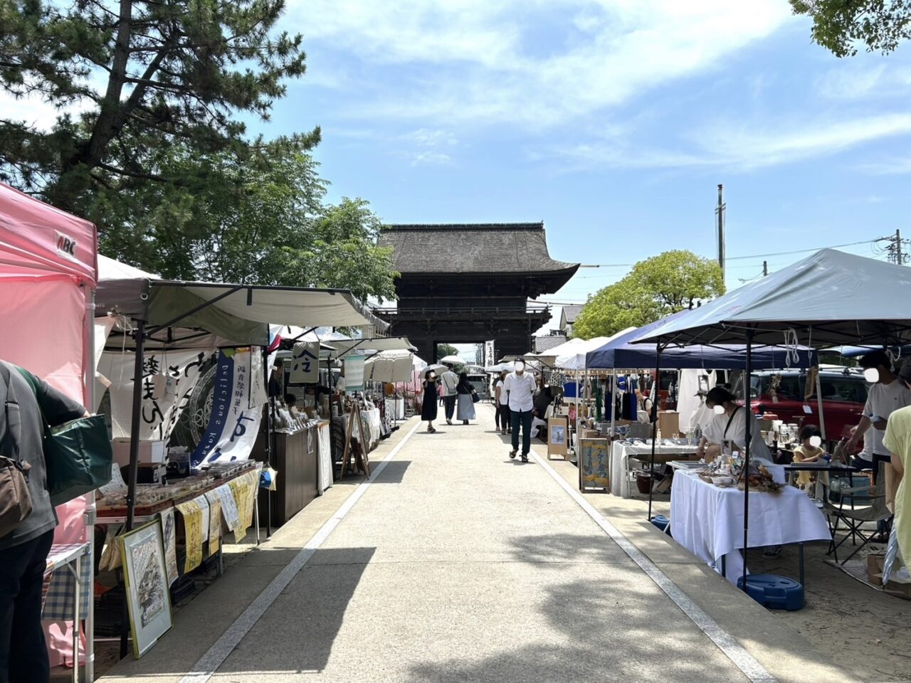手づくりの雑貨や食品が並ぶ朝市の様子