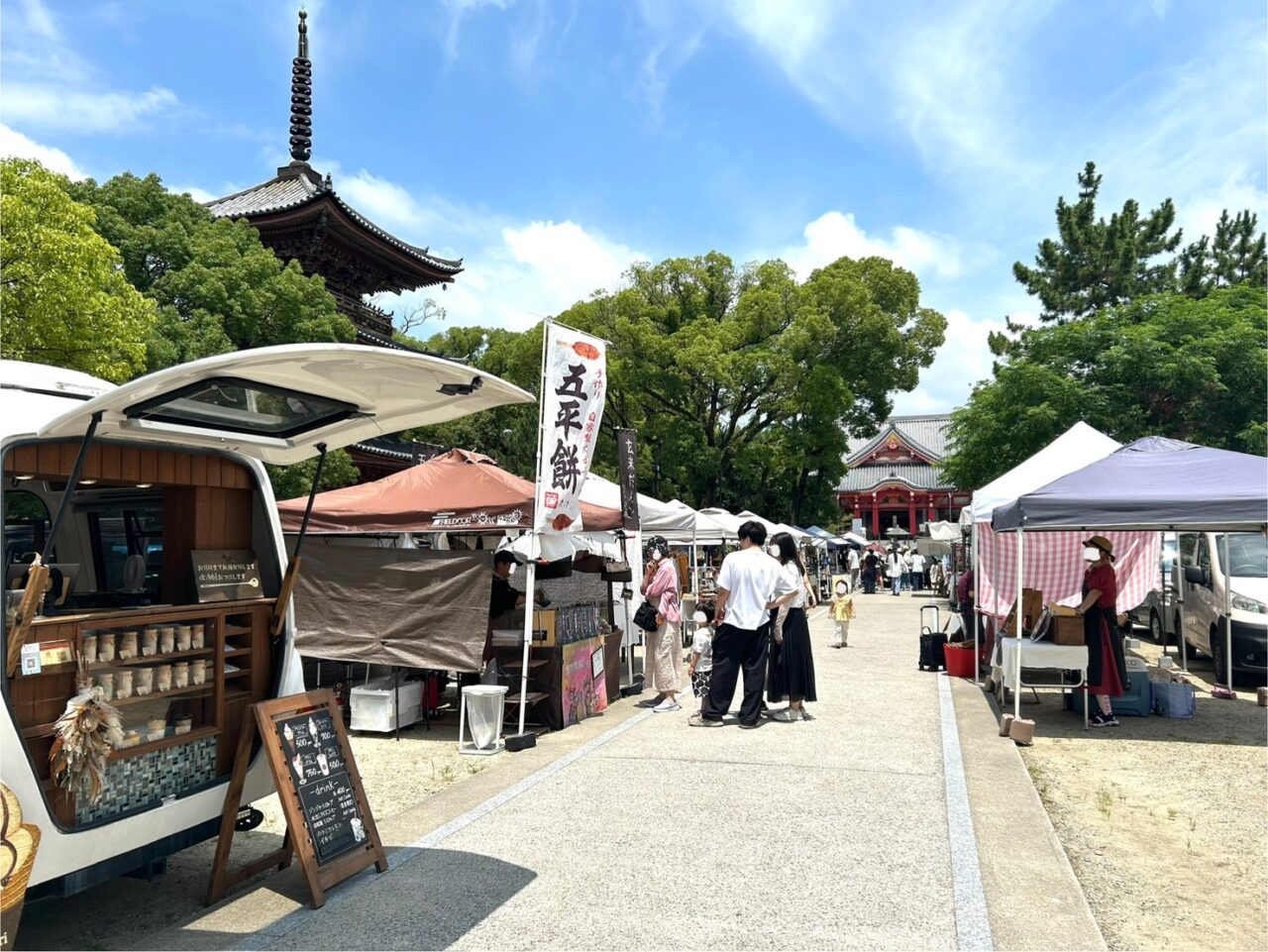 手づくりの雑貨や食品が並ぶ朝市の様子