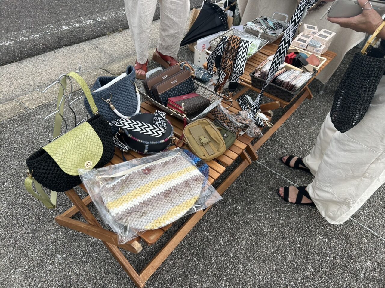 雑貨がテーブルに整然と並べられている販売ブースの様子