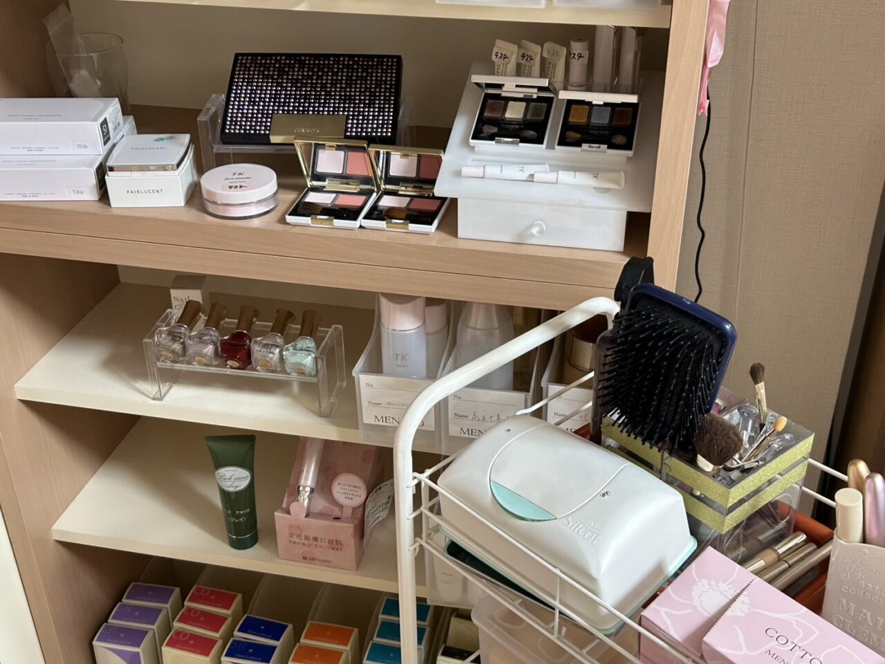 お客様が手に取って試せるメナード製品のサンプル