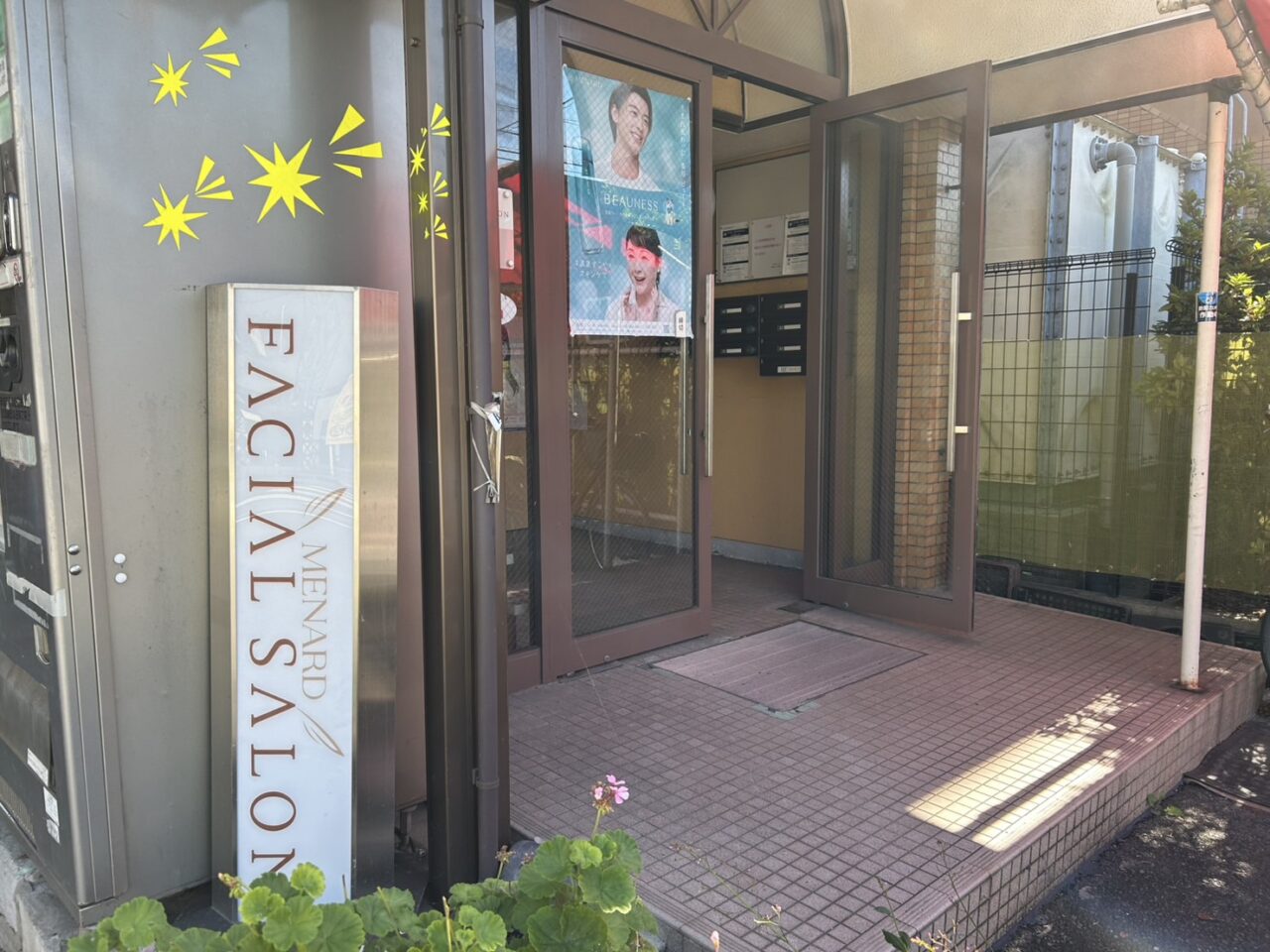 サロン入口前の案内看板の様子