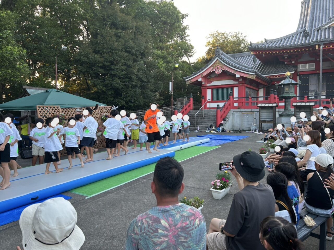 ふれあいコンサートで披露されたアクロバットパフォーマンス