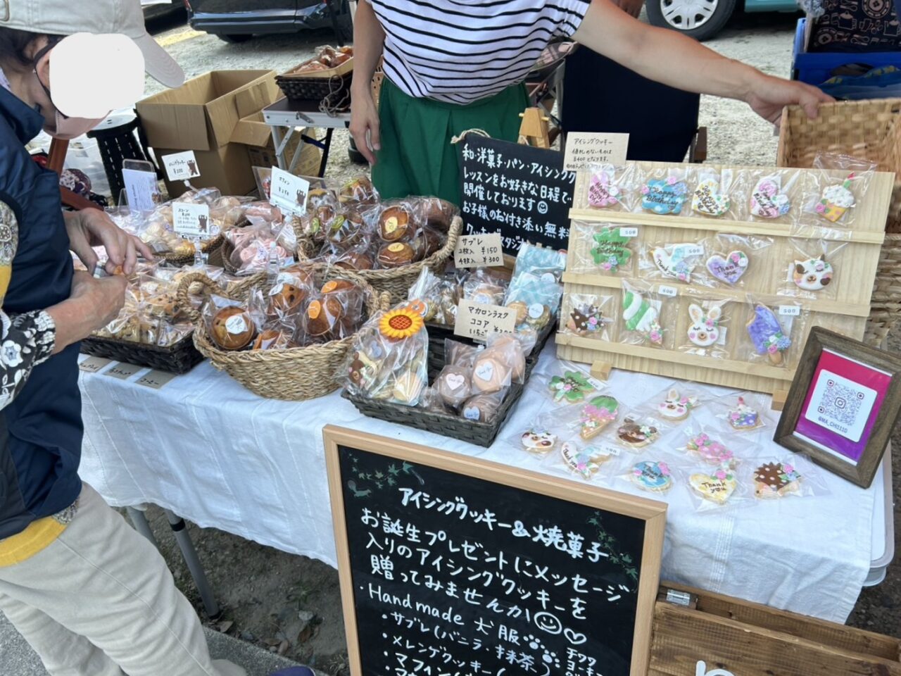 手作りスウィーツを手に取る来場者の様子