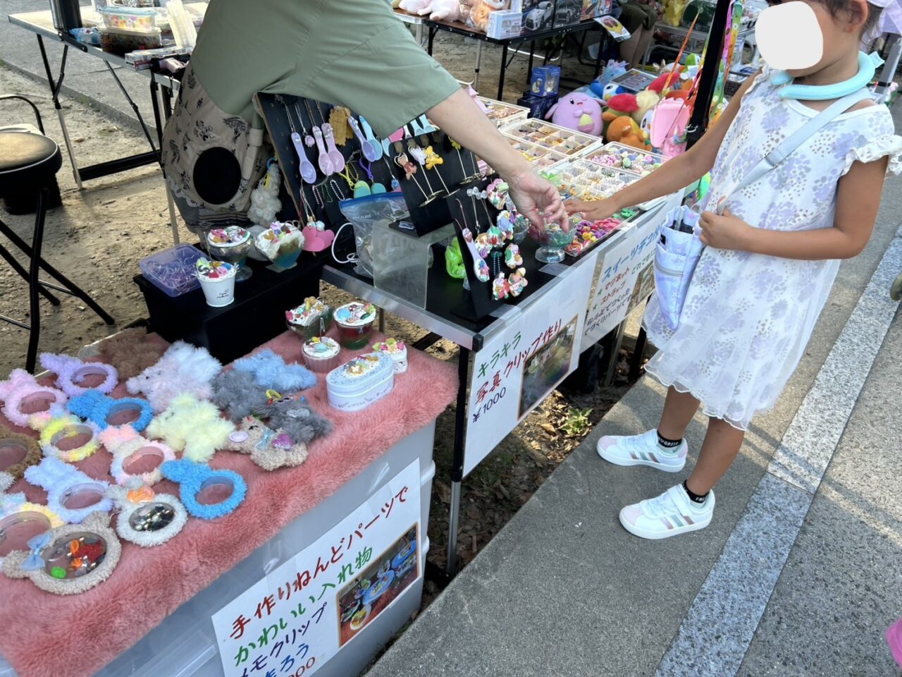 雑貨やアクセサリーを手に取る来場者の様子