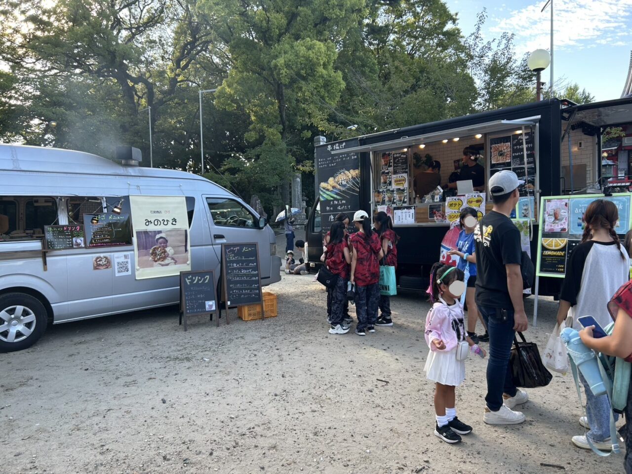 甚目寺観音境内に並ぶキッチンカー