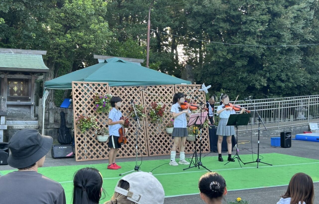 ふれあいコンサートでバイオリンを演奏する出演者