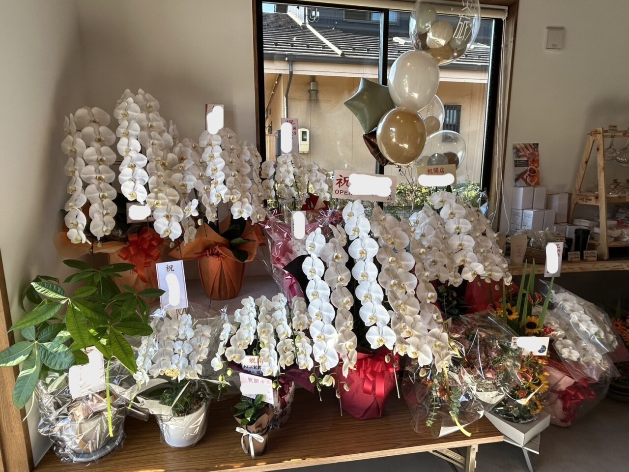 店内に置かれた開店祝いの花