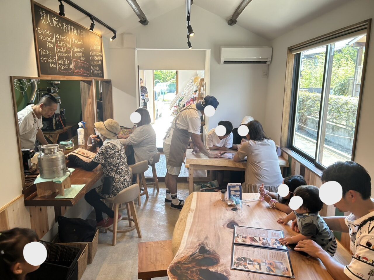 焚人旅人のオープン直後の満席の店内
