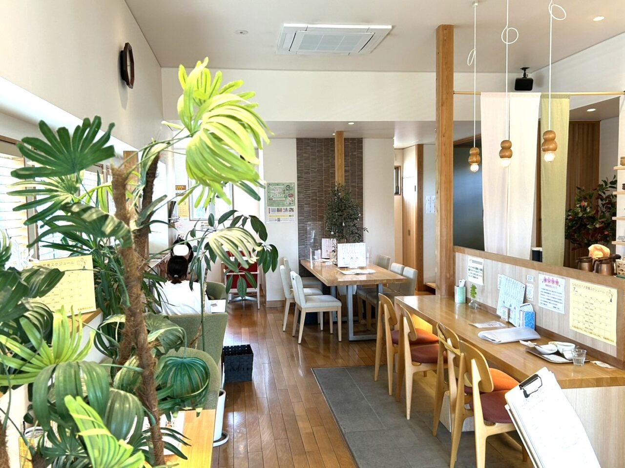 自然光が差し込む窓際にテーブル席が並ぶ、茶菓専科ひなたの落ち着いた店内の様子