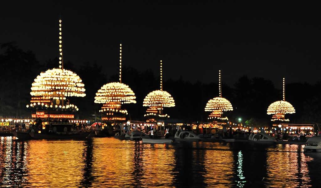 宵祭で天王川に浮かぶ提灯船