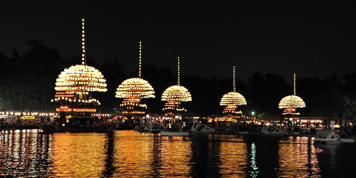 宵祭で天王川に浮かぶ提灯船