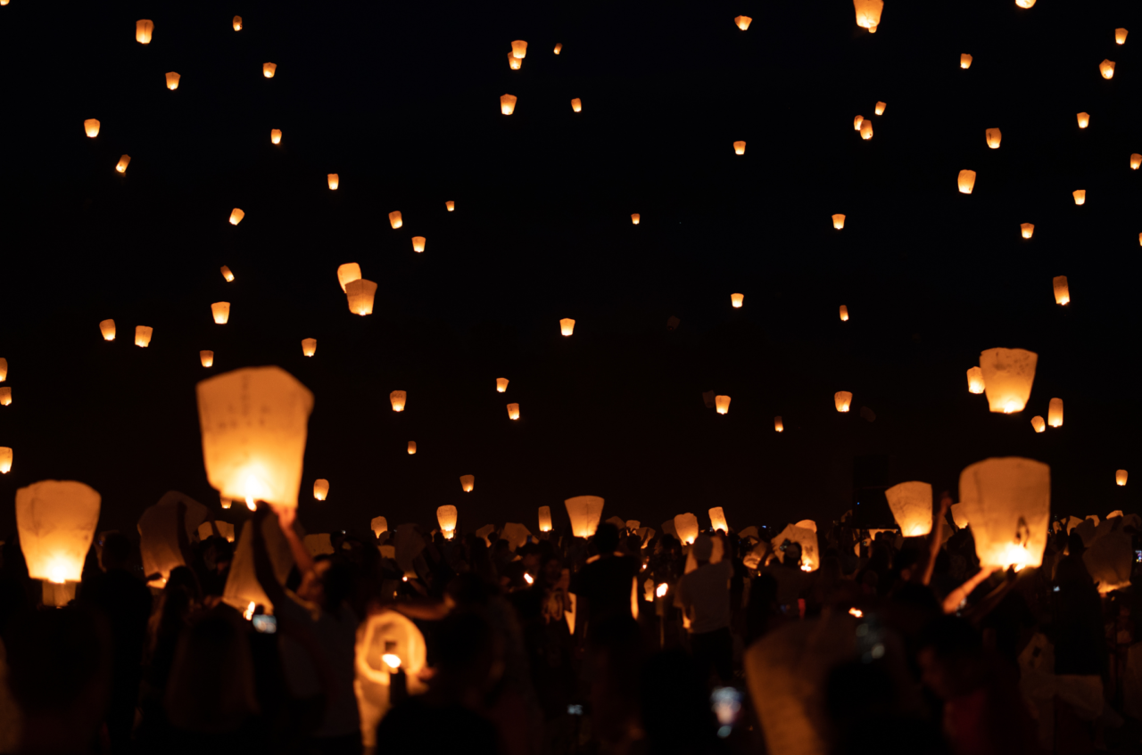 LEDランタンが空に舞うイメージ