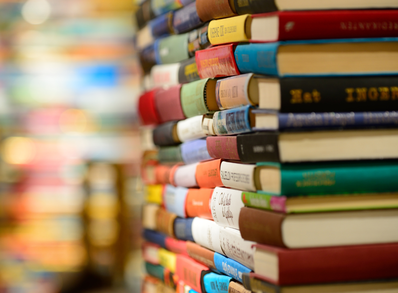 図書館に並ぶ多くの本