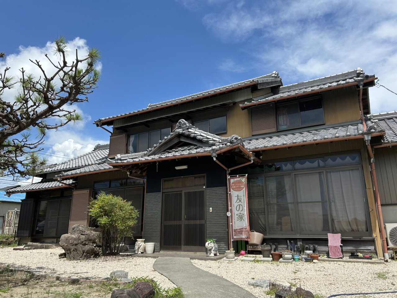 愛西市西保町にある複合施設「友の家」の外観