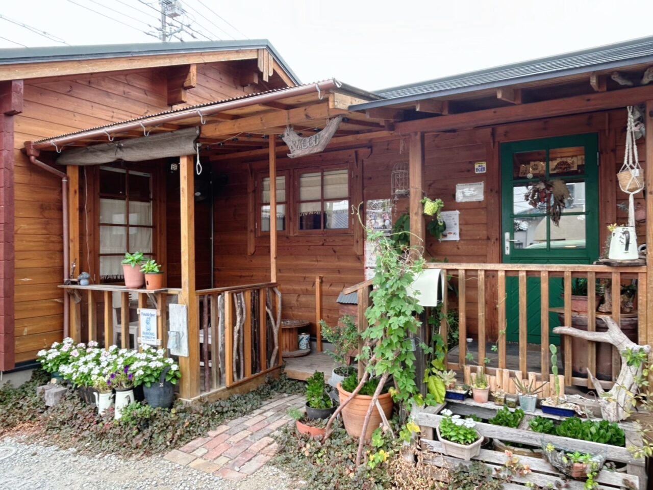＆ WOOD Cafeの店舗外観の様子