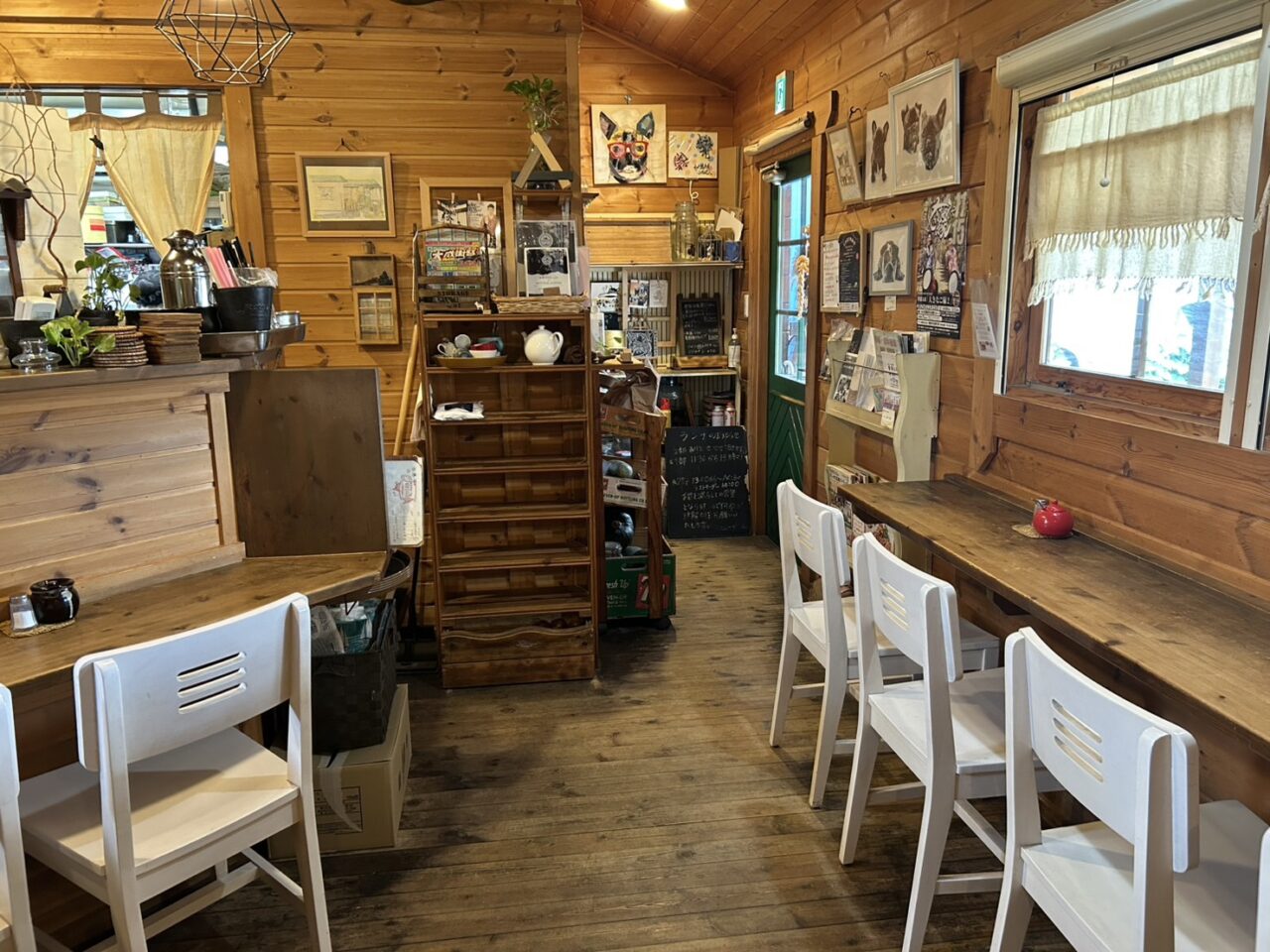 木目調のカフェ店内の様子