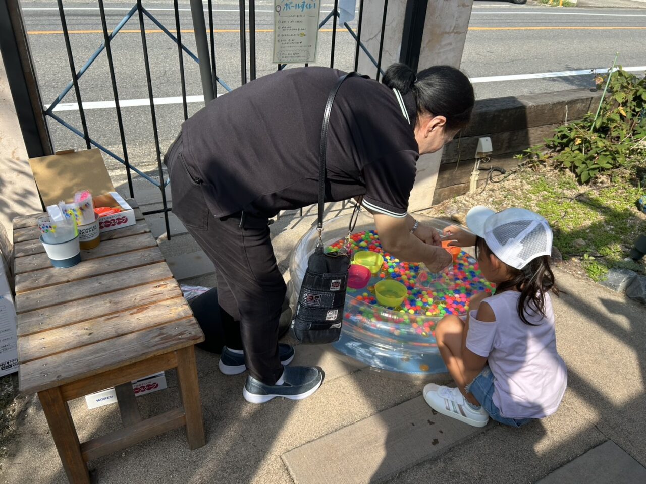 縁日コーナーで遊ぶ来場者