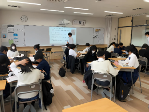 セルフコーチング授業中の清林館中学校の教室内の様子