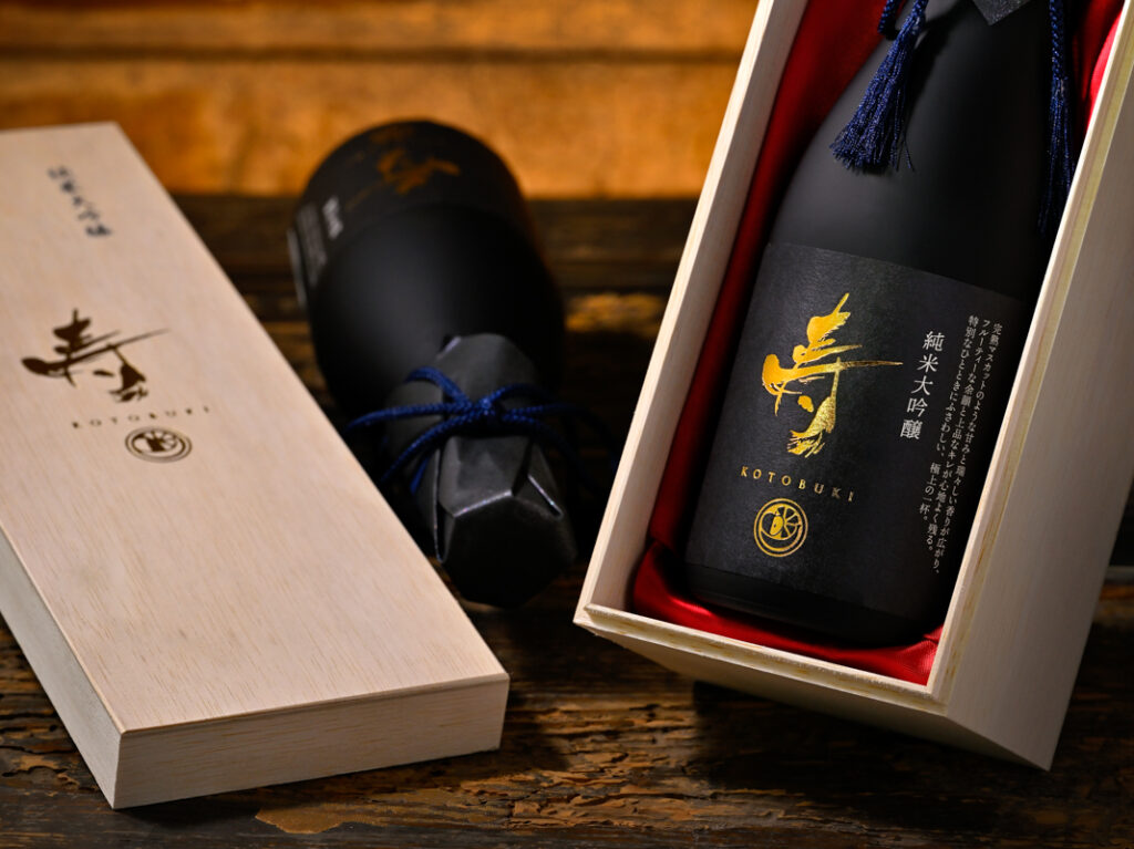 純米大吟醸『弥栄の酒 寿』特製桐箱入り