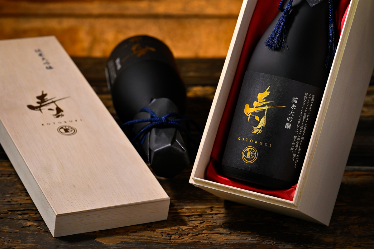 純米大吟醸『弥栄の酒 寿』特製桐箱入り