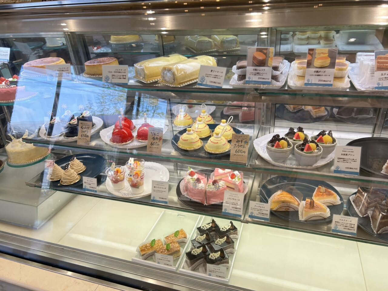 店内のショーケースとケーキ