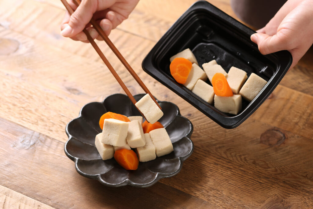 お弁当を食卓に並べているイメージ写真