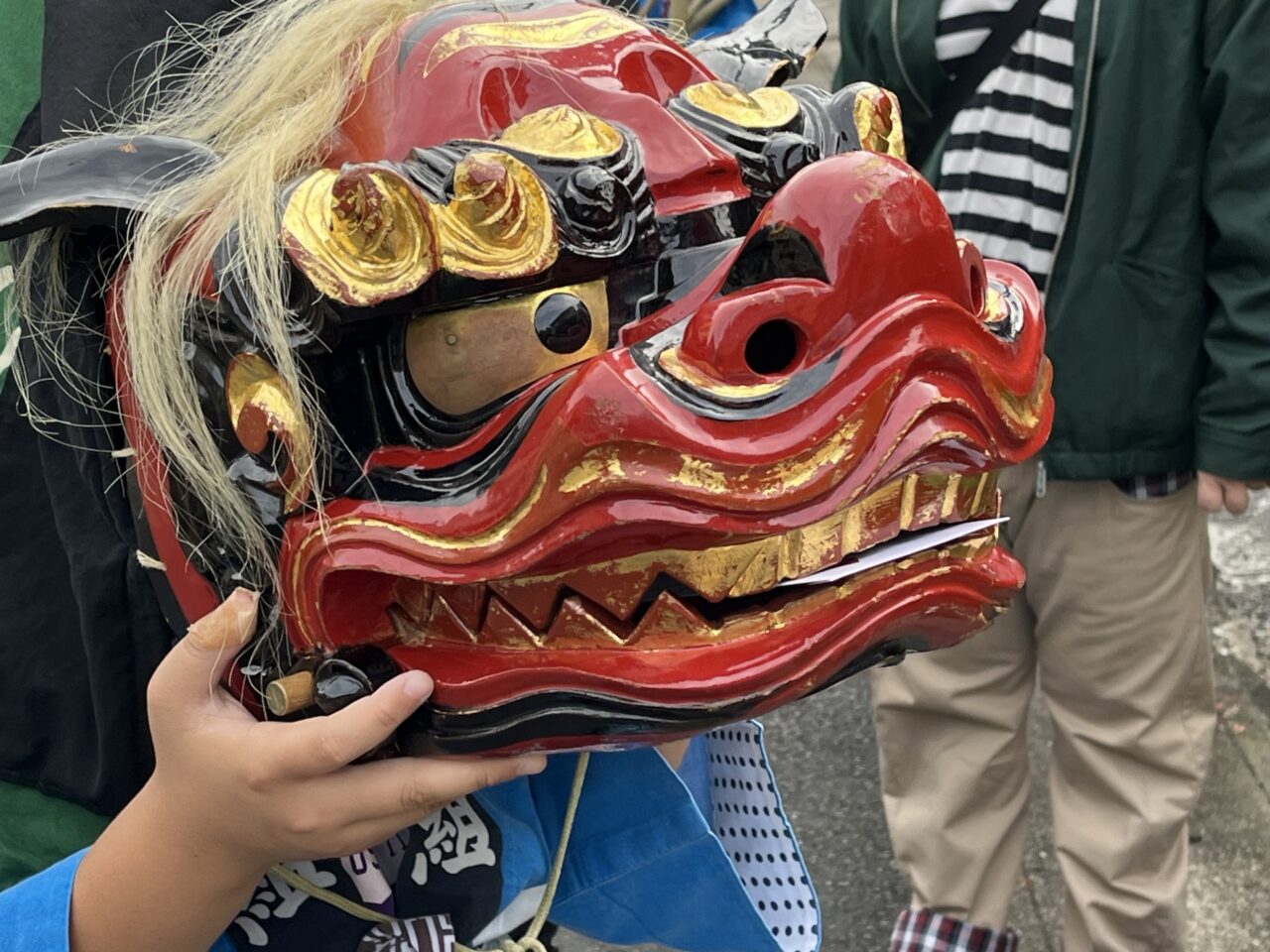 獅子頭を持ち歩く子ども獅子舞のイメージ