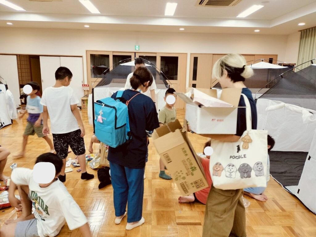 子どもたちが避難所体験に参加する様子
