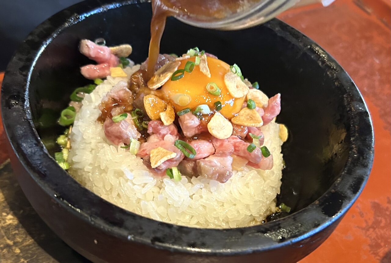 焼肉すぎ乃くら七宝本店の名物 石焼ユッケガーリックライス