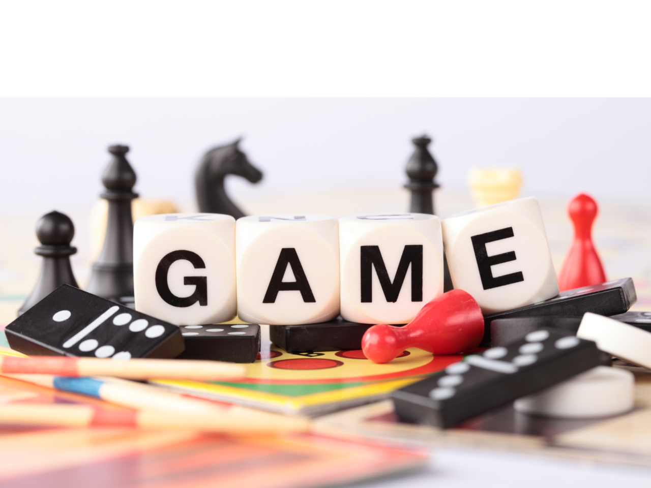 ボードゲームの駒とカードのイメージ