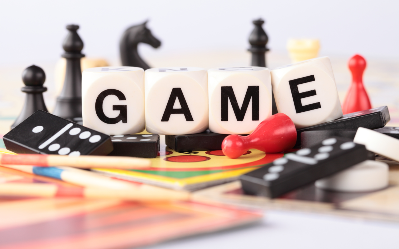 ボードゲームの駒とカードのイメージ