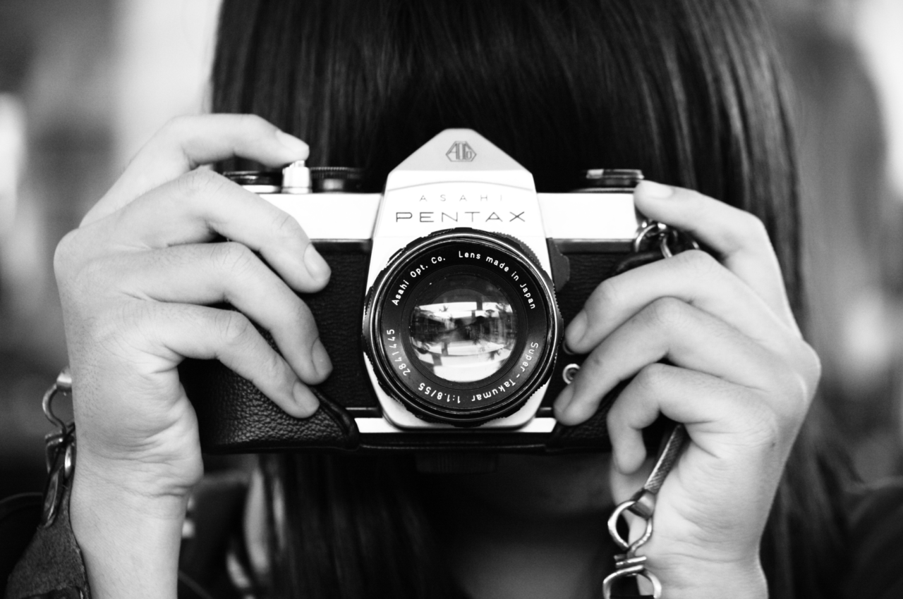 写真を撮る人のイメージ画像