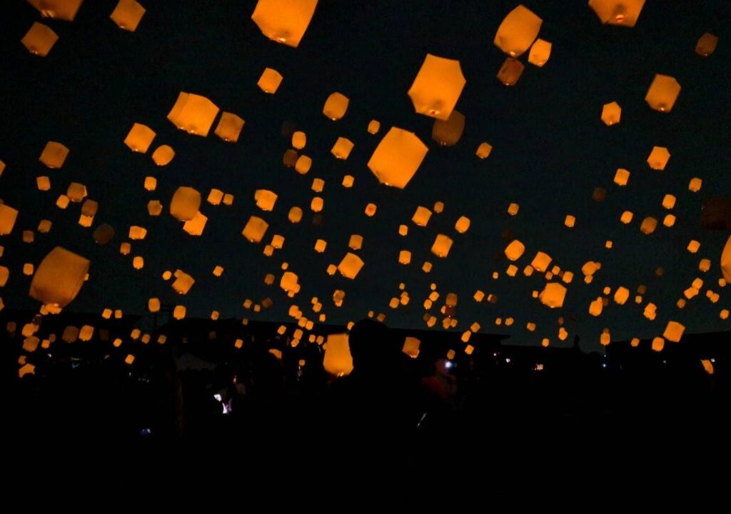 夜空に浮かぶスカイランタン