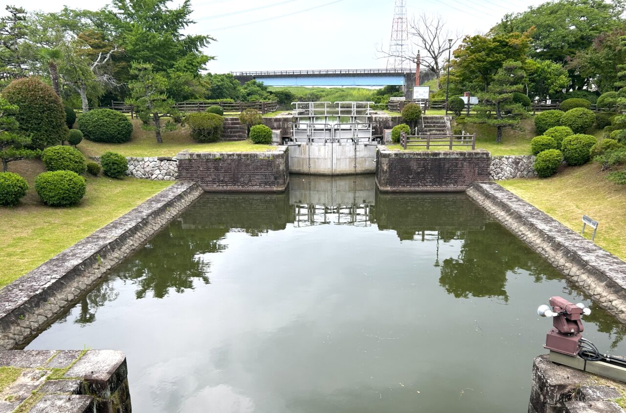 船頭平閘門を上方から見た様子。レンガ造りの構造と緑地が広がる