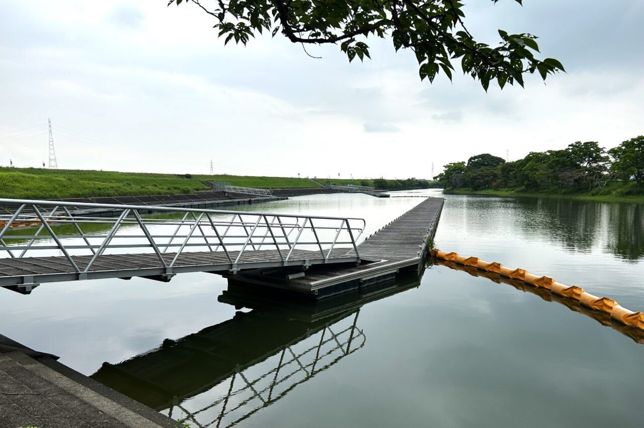 kisogawa.jpg 木曽川沿いにある船頭平公園の桟橋と水面の風景